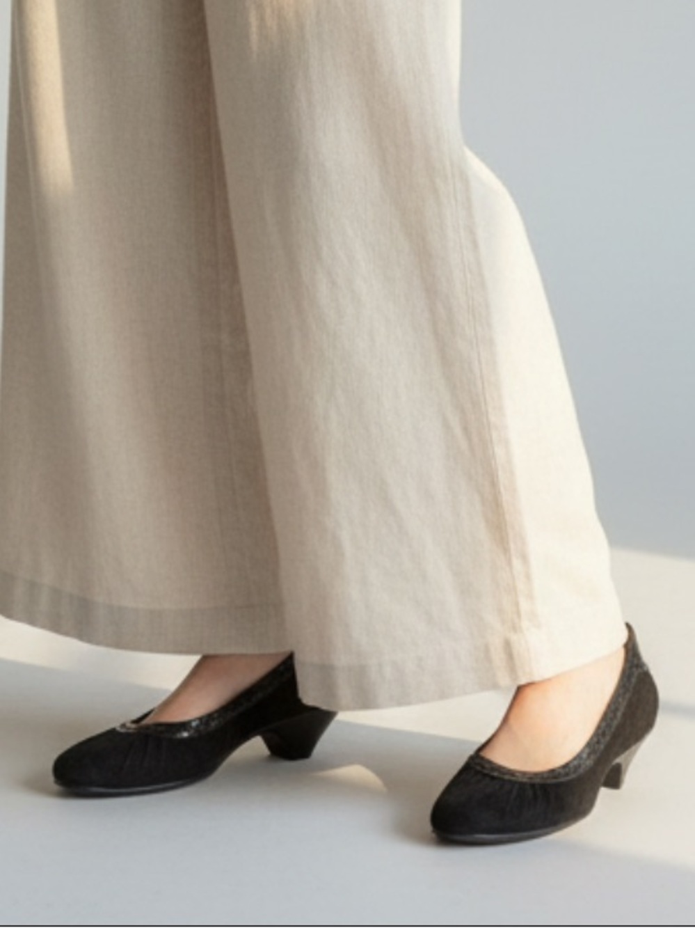Softspots Black Womens Ballet Flats with Pleated Toe